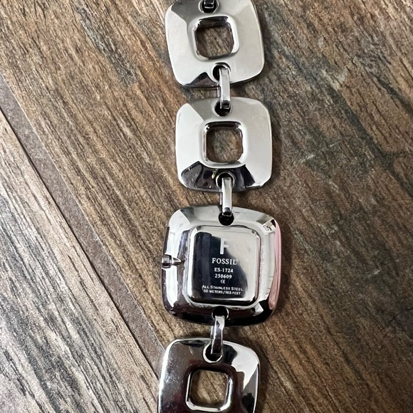 Fossil Brand Mother of Pearl Bezel/Silvertone Womens Watch - Picture 3 of 4